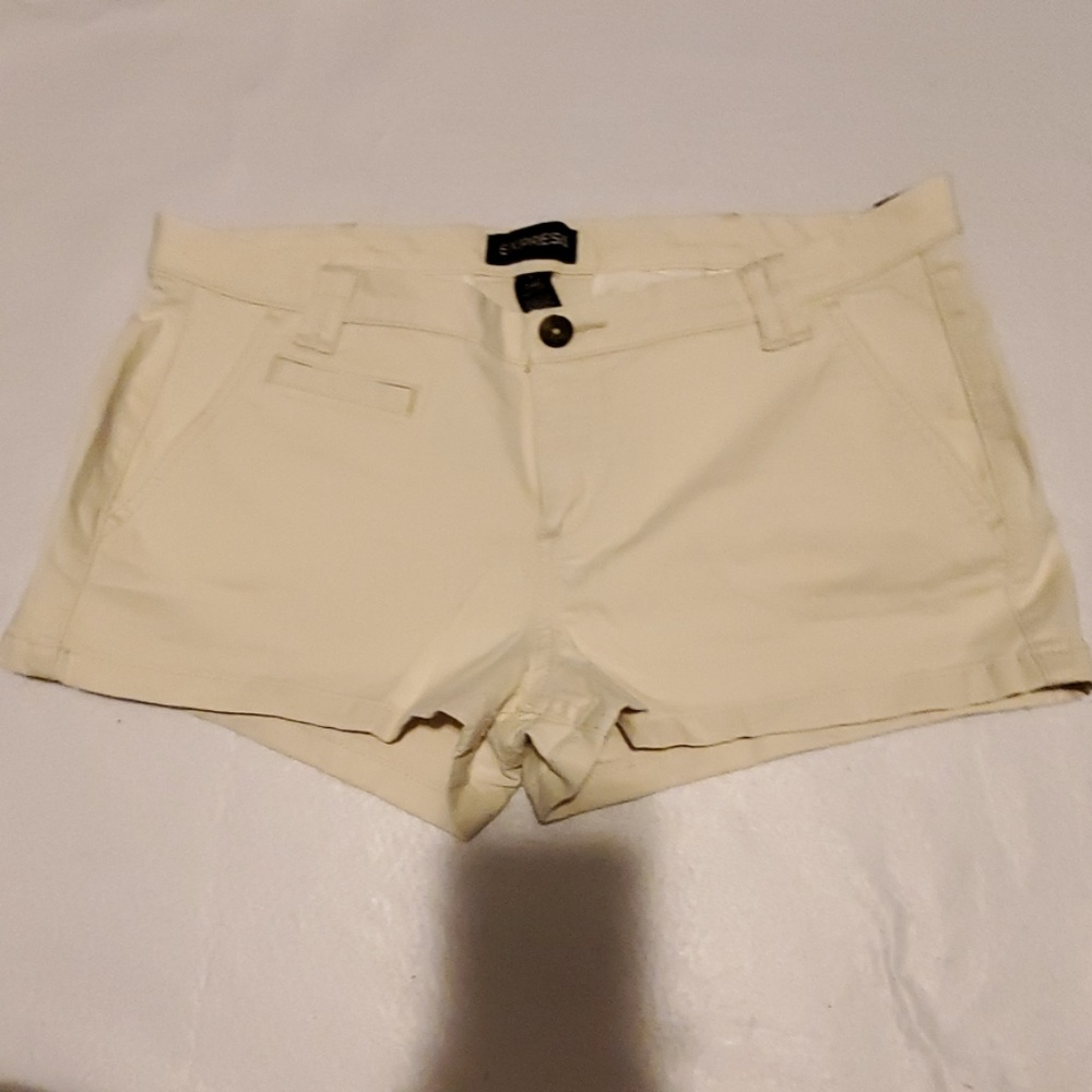 NWT Express Cream Low Rise Shorts Womans Size 8 - Picture 1 of 4